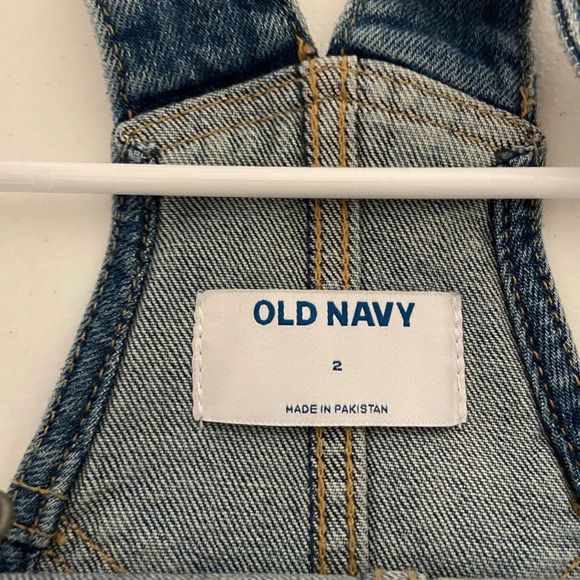 EUC | Old Navy women’s ripped distressed medium wash denim overalls — size 2 - Picture 9 of 10